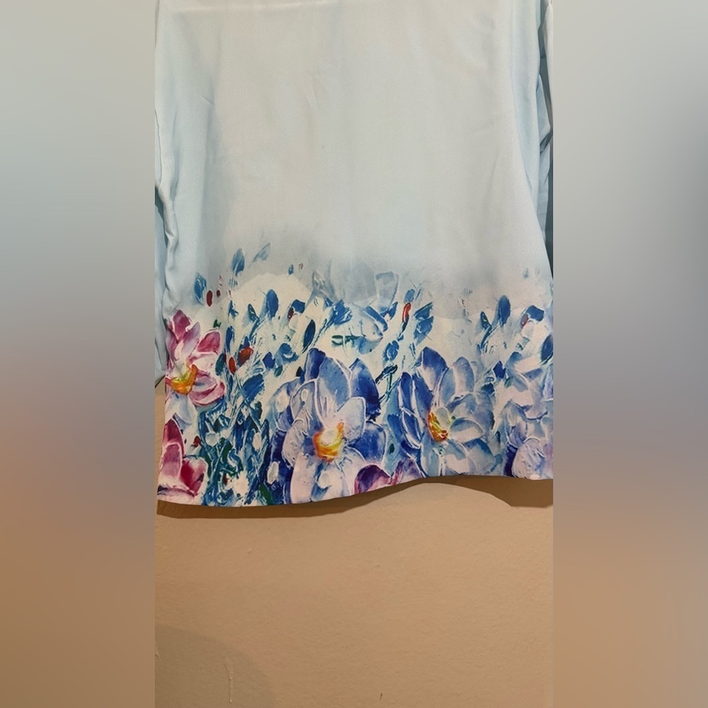 Light Blue Floral Button-Up Blouse Size M 100% Polyester New without tag
Mt7 - Picture 4 of 4